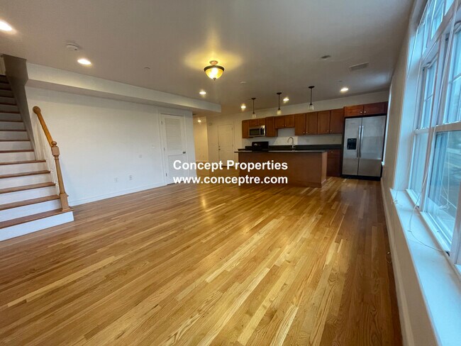 Building Photo - 57 Circuit St