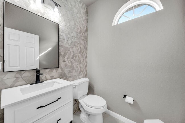 Building Photo - 13806 Windsor Garden Ln