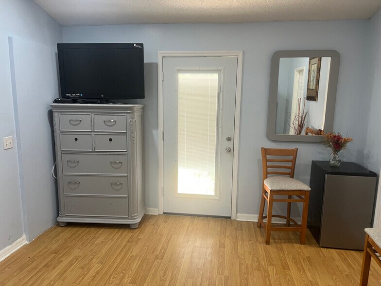 Building Photo - 616 Cotulla Dr