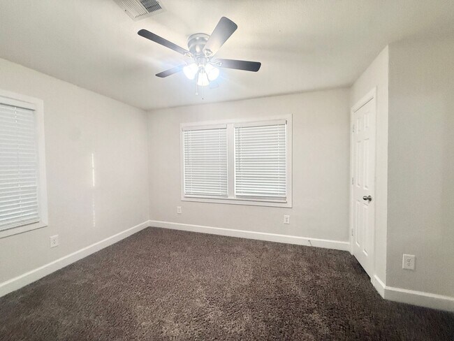 Building Photo - Stunning & Spacious 4/2 Home in Lake Jackson!