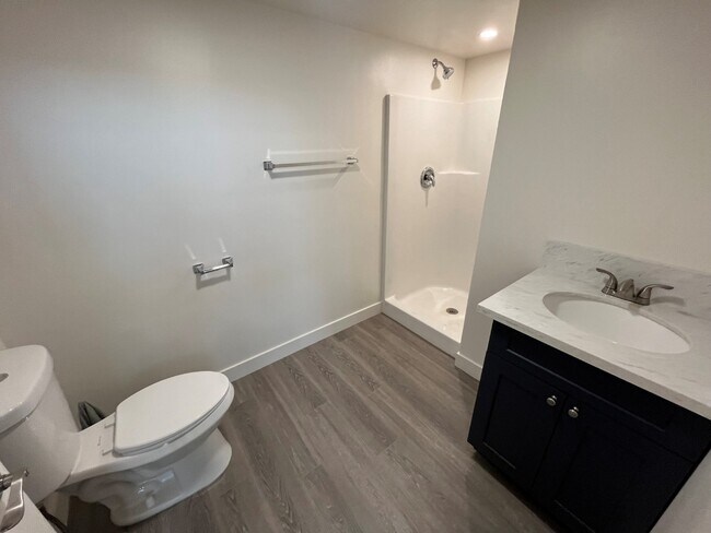 Building Photo - Modern, Large Studio with A/C & High Ceili...