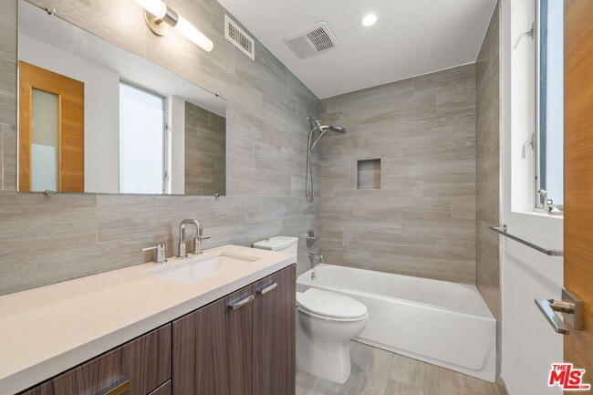 Building Photo - 808 Brooks Ave