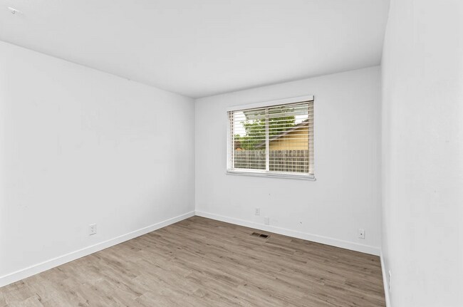 Building Photo - 4BD, 2.5BA Home located in the desirable C...