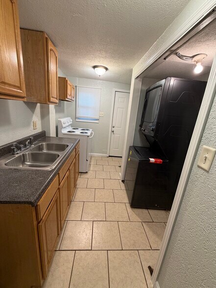 Kitchen/Laundry - 505 Davis Ave