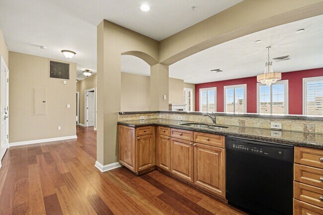 Building Photo - Location and Luxury! 2 Bedroom 2 Bathroom in Cherry Creek!