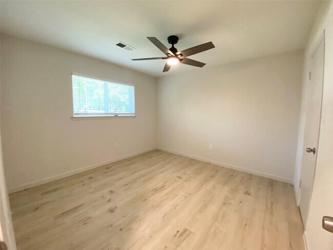 Building Photo - 26411 Maplewood Dr