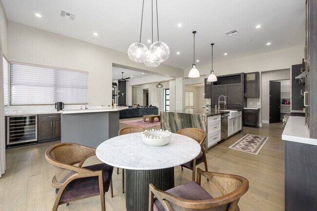 Building Photo - 8742 E Woodley Way