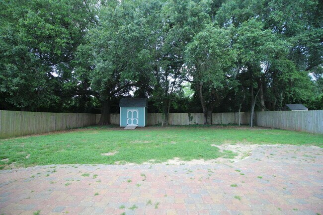Building Photo - Twelve Oaks Plantation Home with Hardwood Floors, Fireplace & Fenced Backyard