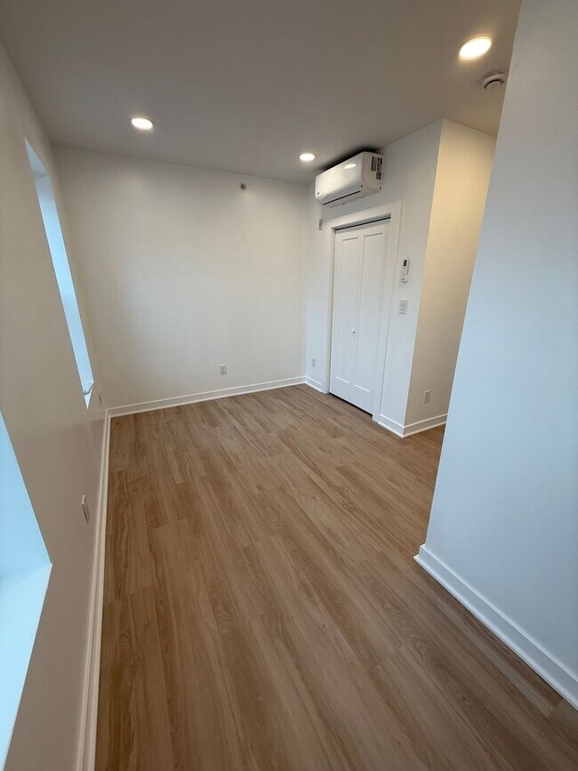 Building Photo - Fully Renovated 1-BR Apartment - Available...