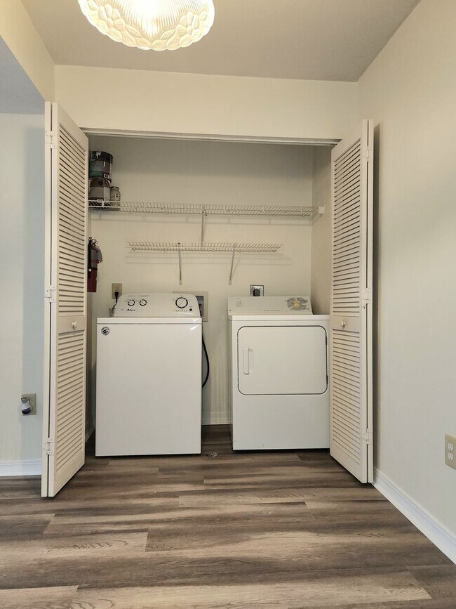 Building Photo - 1 bedroom 1 bathroom condo, 2nd floor