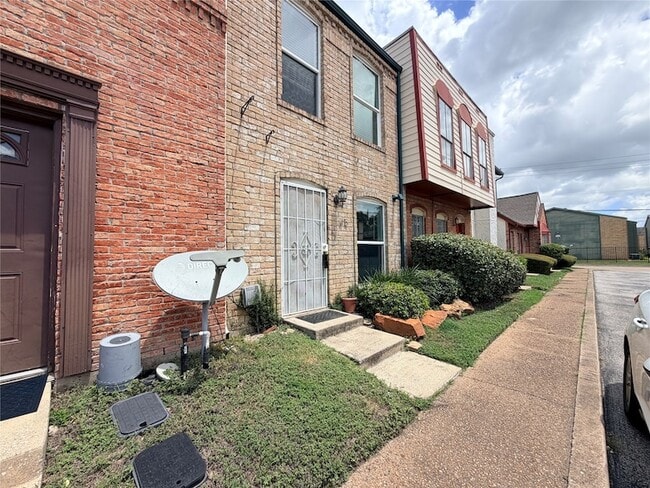 Building Photo - 7700 Creekbend Dr