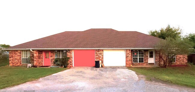 Primary Photo - SUPER SPACIOUS 2 Bedroom, 2 Bathroom duple...
