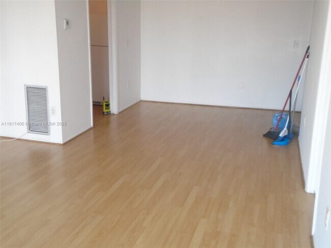 Building Photo - 4174 Inverrary Dr