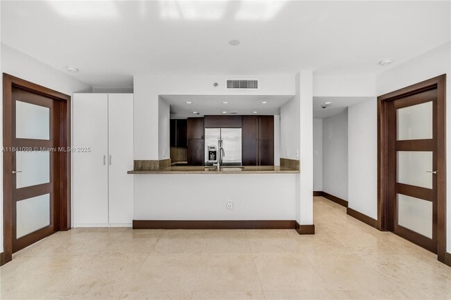 Building Photo - 540 Brickell Key Dr