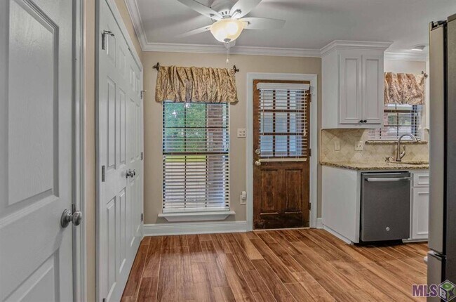 Building Photo - Charming 3 Bedroom 2 Bath House located in Central, La