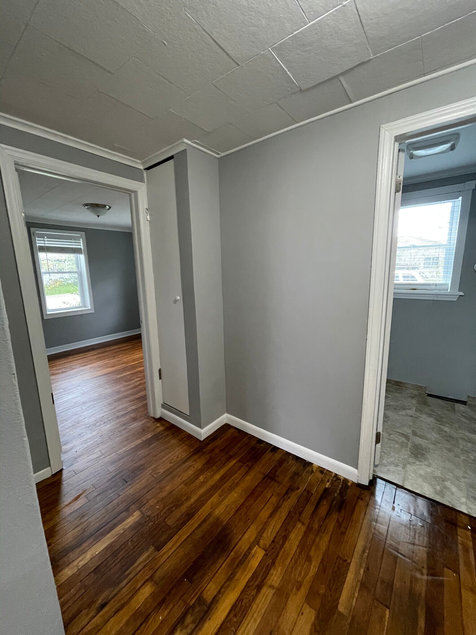 Hall Left - 2130 Harwine St