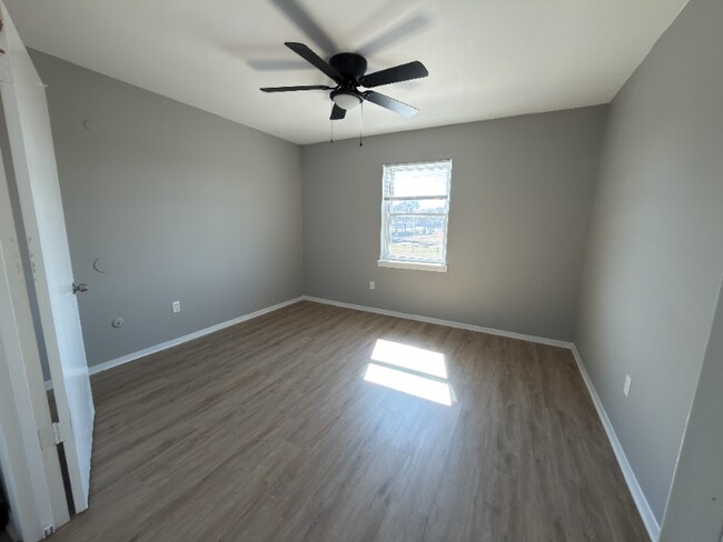 Building Photo - 301 Tri City Beach Rd