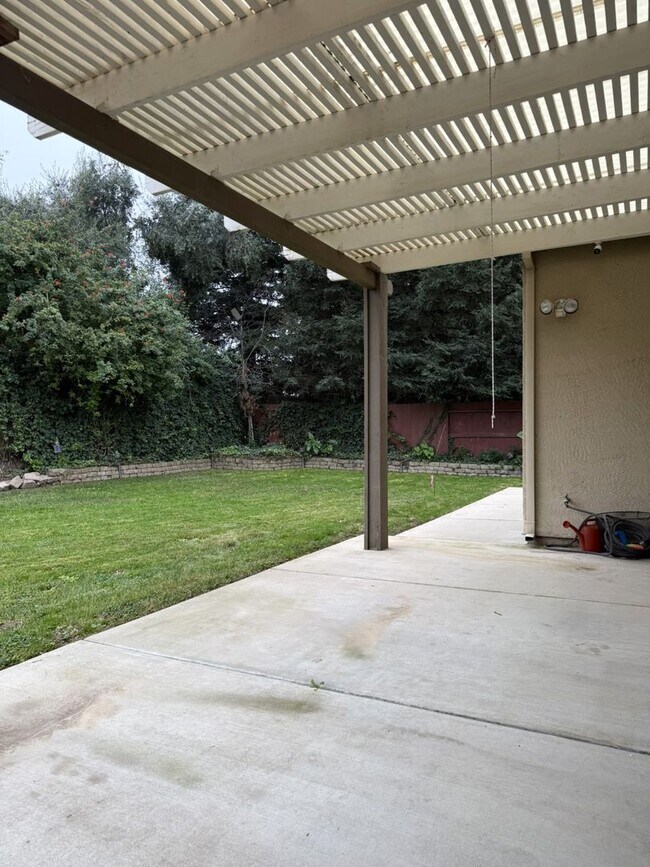 Building Photo - Polished and Chic 4/2 Available NOW!!