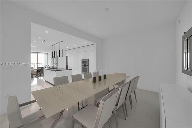 Building Photo - 300 Biscayne Blvd Way
