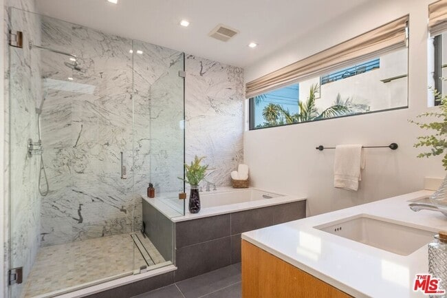 Building Photo - 722 Marine St