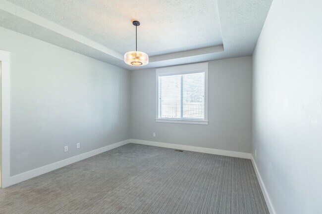 Building Photo - Quiet Centrally located 3 bed 2.5 bathroom