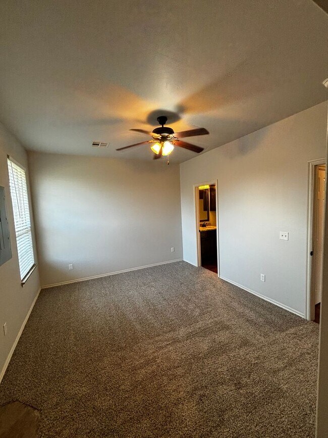 Building Photo - Move in Special!! 3BR 2BA duplex with 2 ca...