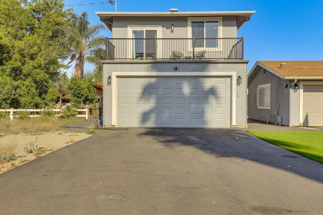 Building Photo - 2022 Avenida Del Diablo