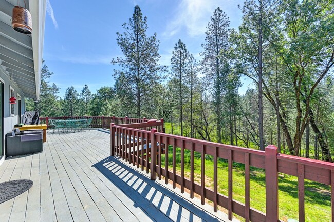 Building Photo - FOR RENT: Cozy Foresthill 3 bedroom 2 bath.