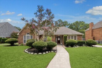Building Photo - 15974 Knolls Lodge Dr
