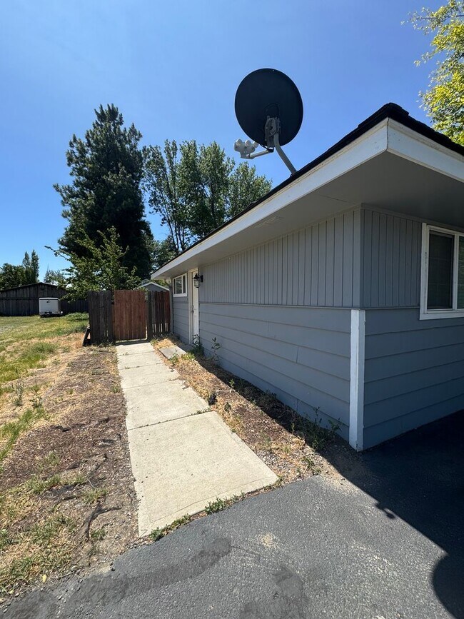 Building Photo - Spacious 4 Bed, 3 Bath House for Rent
