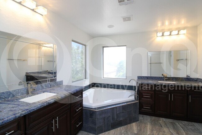 Building Photo - 563 E Krista Way