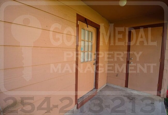 Building Photo - 1803 Cedarhill Dr