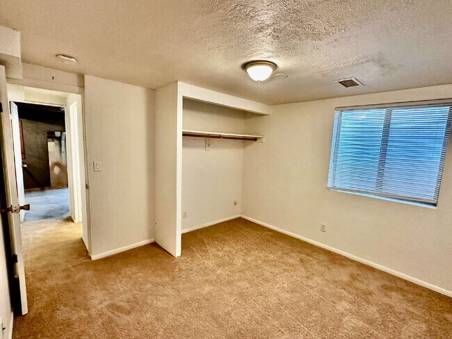 Building Photo - AVAILABLE NOW!  Charming Home in the Cottonwood Community!"