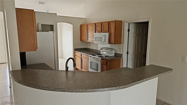 Building Photo - 832 Palomino St E