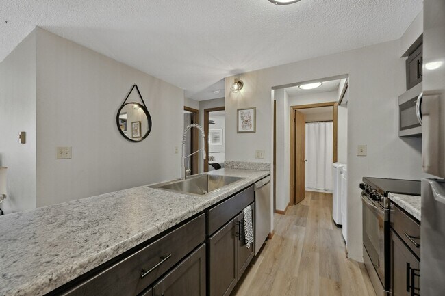 Building Photo - 902 Benton Dr
