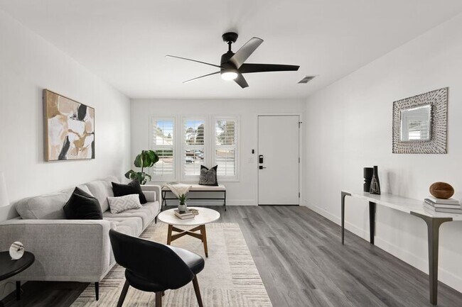 Building Photo - 1704-1710 Hanford Dr