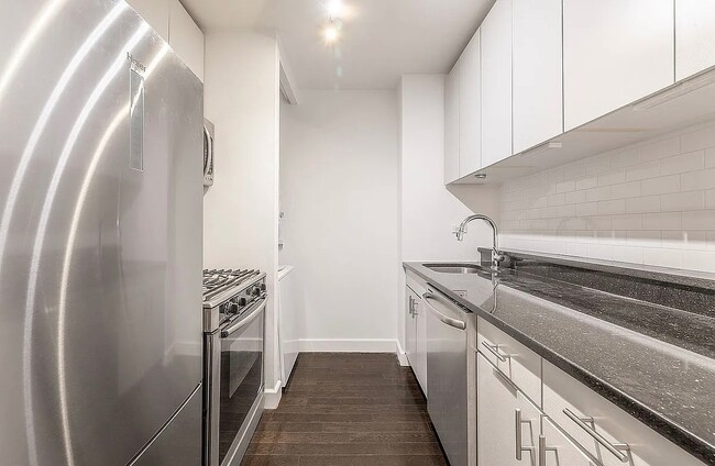 Building Photo - 161 W 61st St