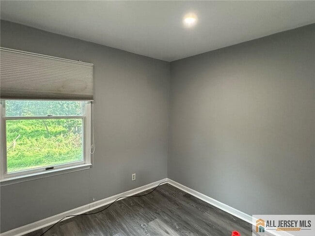 Building Photo - 351 Metlars Ln