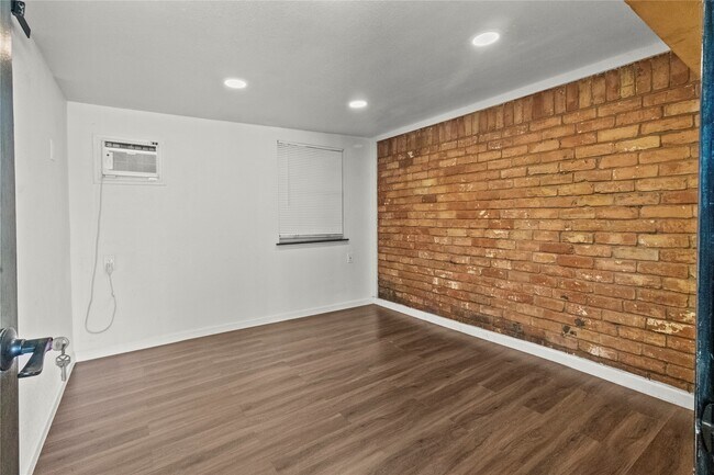 Building Photo - 2202 Colonial Ct N