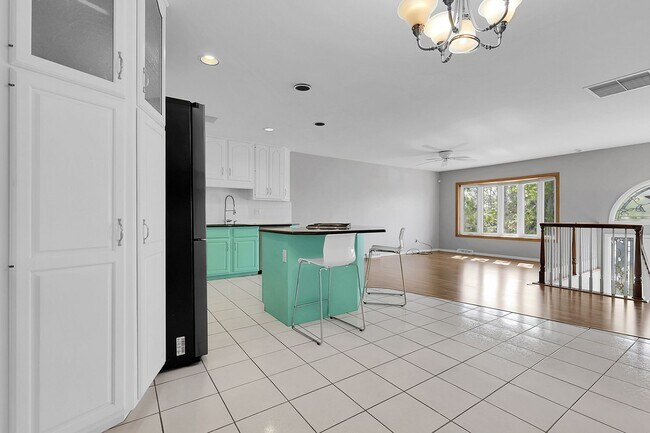 Building Photo - 3 bedroom, 3 bathroom home with 2 car garage