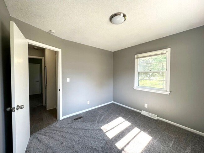 Building Photo - ESTABLISHED NEIGHBORHOOD!!  4 Bedroom, 2 Bath Home in Ankeny