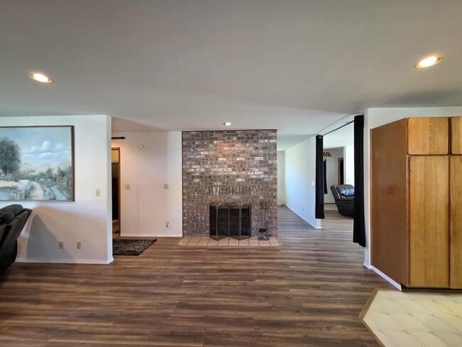 Building Photo - Large 3 Bedroom, 2.5 Bath on Beautiful, HU...
