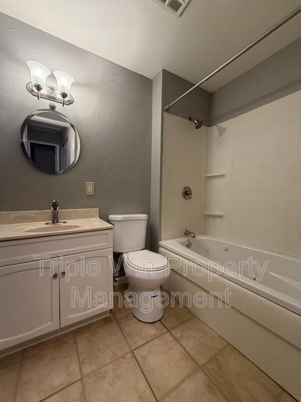 Building Photo - 2450 Jenkee Dr
