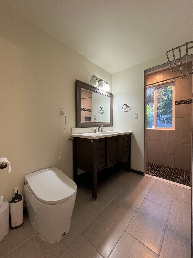 Building Photo - Simi 2+1.5 w/bonus room, RV parking + grea...
