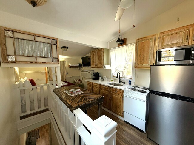 Building Photo - 54 Center St