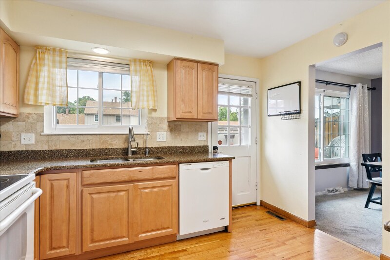 Building Photo - 2433 E Fremont Ct