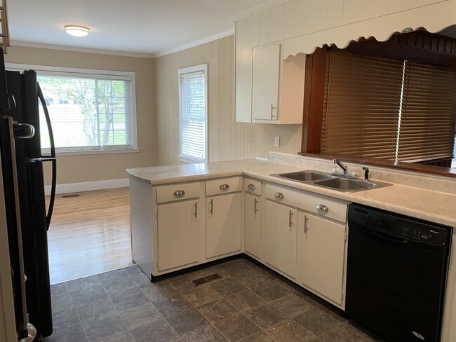 Building Photo - 5421 Pine St