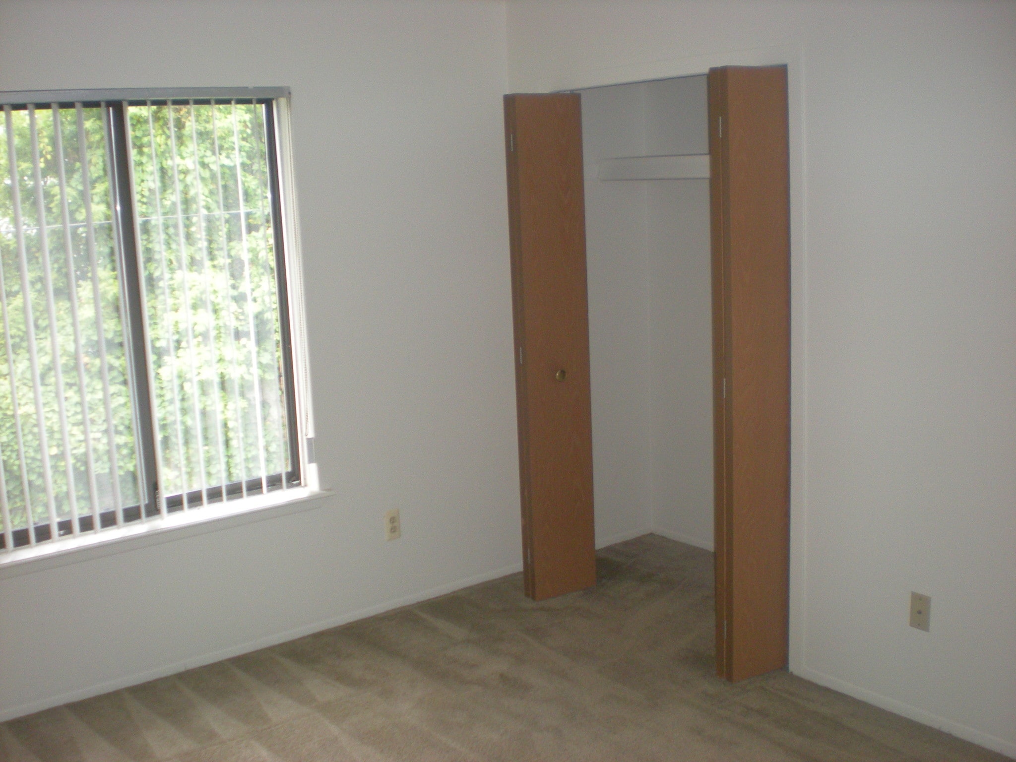 bed rm closet - 20418 Purlingbrook St