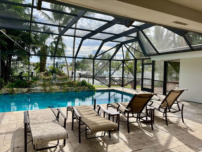 Building Photo - 556 SE 15th Ave