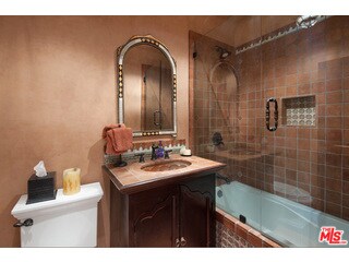 Building Photo - 9031 Rosewood Ave